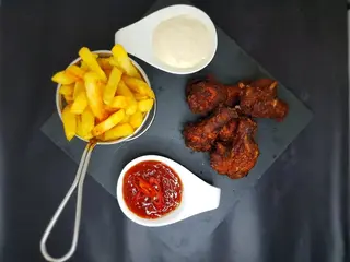 Aripioare barbeque cu cartofi wedges/prajiti si sos 