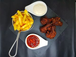 Aripioare barbeque cu cartofi wedges/prajiti si sos 