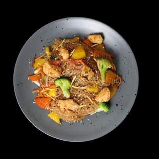 Фунчоза з куркою у соусі териякі.