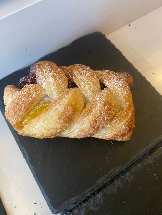 Treccia crema e frutti di bosco