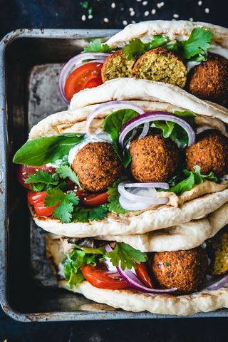 Roll de falafel con hummus