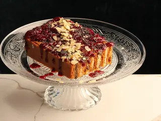 Медовик з маком та вишнею (150g)