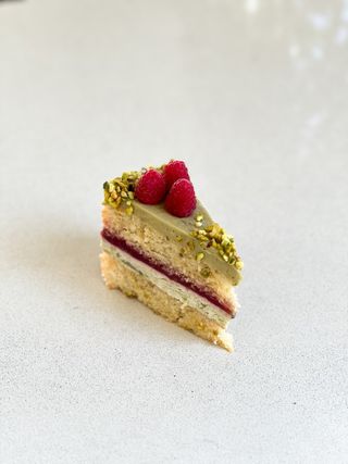 Tort cu Fistic și Zmeură