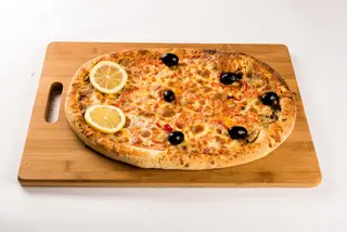 Pizza cu de toate  la metru