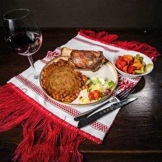 Ciolan de porc cu fasole