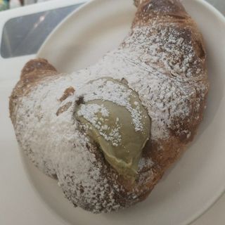 Cornetto a scelta tra crema, pistacchio, nutella o marmellata