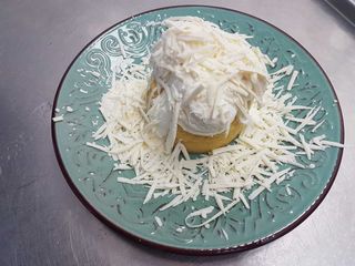 Mămăligă cu brânză și smântână