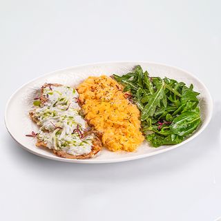 Куриная грудка на гриле со скрэмблом и соусом дзадзики (300г)