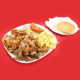 Plato  Mixto con todo lechuga cebolla tomate patatas y salsa