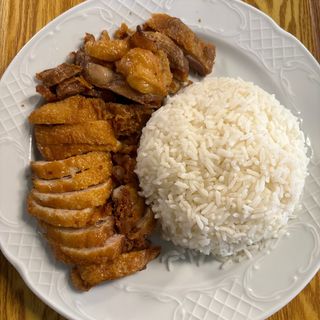 Pato asado con arroz blanco