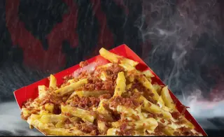 Patatas fritas con cheddar y bacon