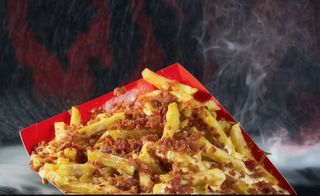 Patatas fritas con cheddar y bacon