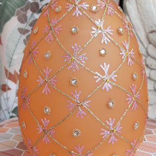 37 - uovo in vetro arancio decorato a mano con led. h. 24 diam. 16