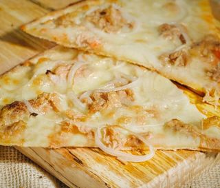 Pizza tonno e cipolla al spicchio 