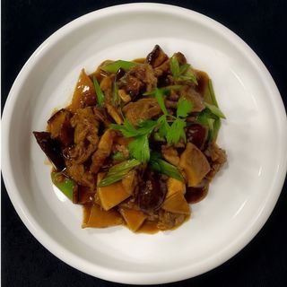 Ternera con bambú y setas 