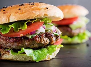 Бургер яловичий максі (370г)