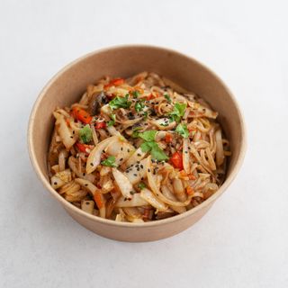 Warzywa smażone z makaronem ryżowym