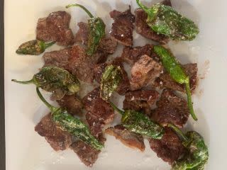 ENTRECOTE TRINCHADO CON PIMIENTOS DEL PADRÓN 