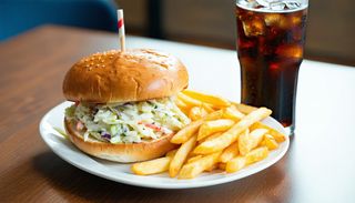 Bułka z surówką 450g, frytki, Cola 200ml