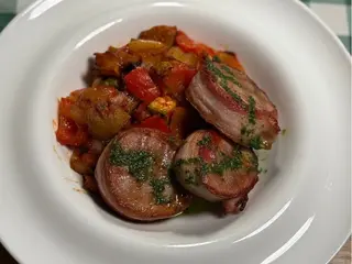 Медальйони зі свинини-гриль в беконі та соусом чимічурі (280g)