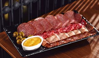 ძეხვის და ლორის ასორტი