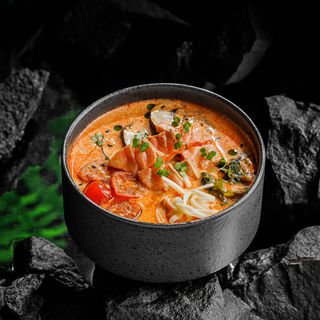 Tom yum cu somon, udon și creveți