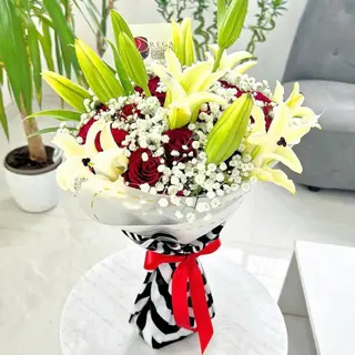 Mixed Roses, Lilies & Million Stars  - Xsmall (10 roses & Lilies)