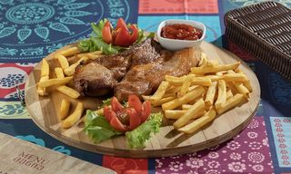 ღორის ხორცის სტეიკი კარტოფილის გარნირით