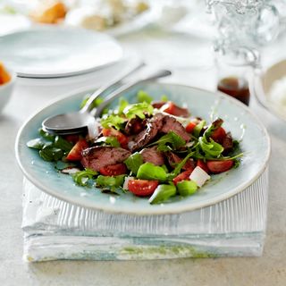 Теплый салат из телятины с овощами