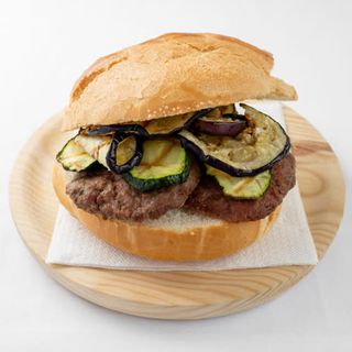 Panino con hamburger e verdure