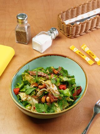 Салат с филе миньон и орехами кешью (300г)