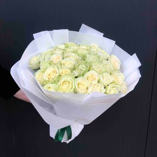 35 білих троянд в пакуванні