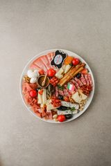 Իտալական պանրի և մսի տեսականի