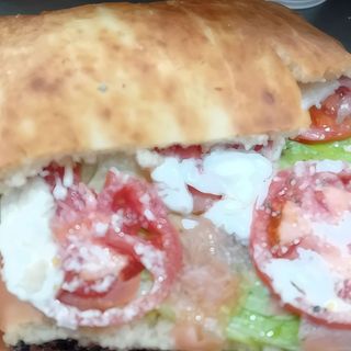 Focaccia lattuga salmone pomodoro philadelphia