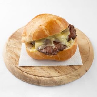 Panino con hamburger e formaggio