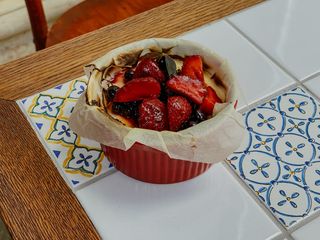 Чізкейк з виноградним сиропом, та сезонними ягодами (150г)