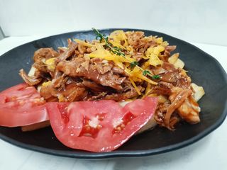 Печено младо прасенце с гарнитура кисело зеле на фурна