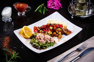 Salată cu ton și legume coapte