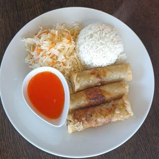Sajgonki 3szt z ryżem, surówką i sosem 