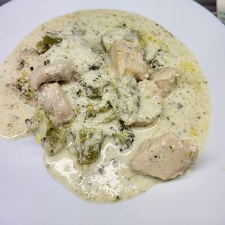 Пилешко с броколи и сметанов сос