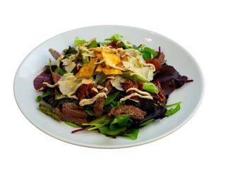 Insalata rustica con straccetti di “Black Angus” asparagi selvatici, pomodorini secchi e vellutata di senape