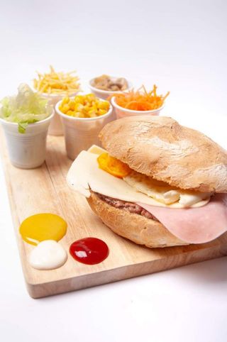 Hambúrguer com Queijo, Fiambre e Ovo