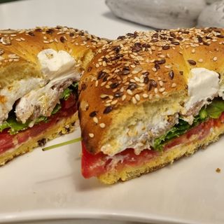 Bagel com Pasta de Atum, Queijo Gouda, Alface e Tomate