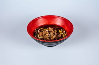 107. Spaghetti di grano in brodo con manzo e verdure