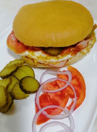 Engleski sendvič sa pečenicom i kačkavaljem