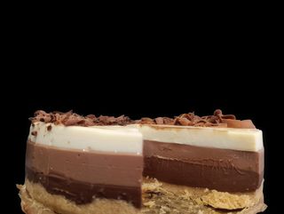 Tarta de tres chocolates (porción)
