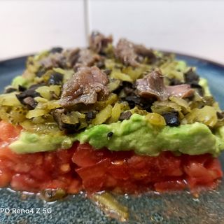 Tartar de Tomate sobre aguacate y piperrada de anchoas