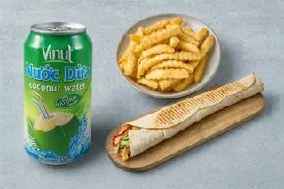 Rollo kebab tortilla, Woda kokosowa, frytki