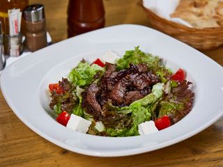 Biftek salata sa karamel. lukom, fetom i prelivom od meda i soja sosa