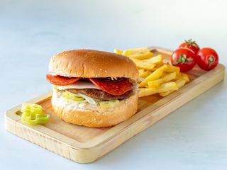 Spajsi burger i pomfrit